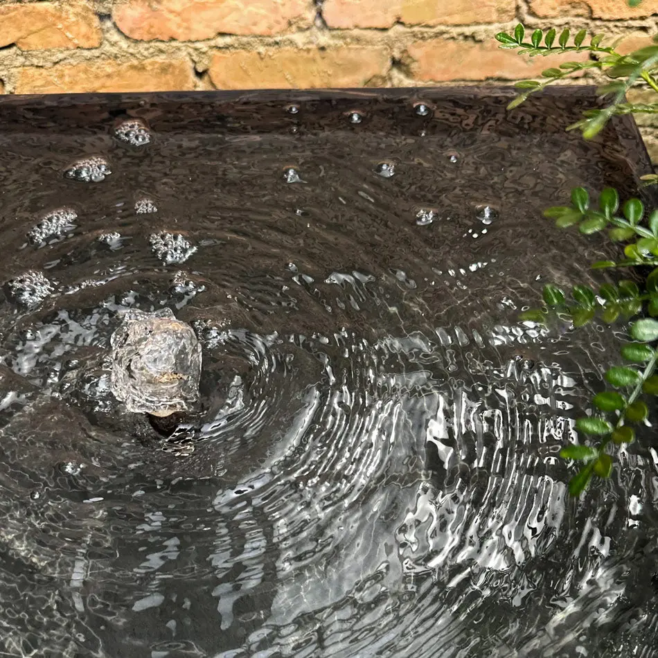 VIDA 60 Anthrazit – Gartenbrunnen modern Naturschiefer Schwarz, Vogeltränke, beleuchteter Wassersprudel, 57 x 57 x 50 cm, 60 kg - Image 18