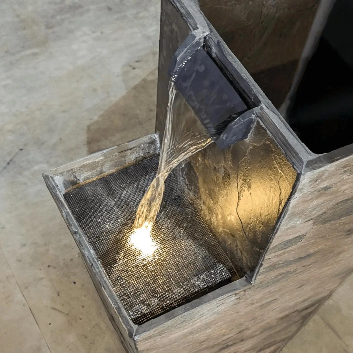ZOE 30 – Wasserfallbrunnen mit Pflanzgefäss aus Naturschiefer Braun mit LED-Beleuchtung 38 x 26 x 76 cm 25 kg - Image 13