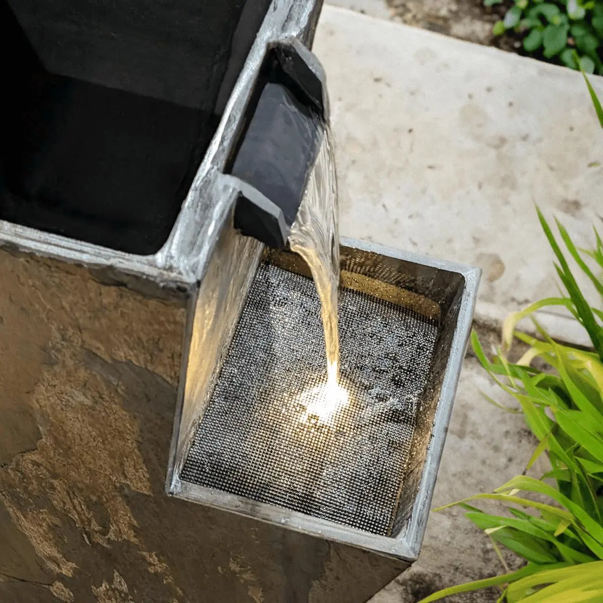 ZOE 30 – Wasserfallbrunnen mit Pflanzgefäss aus Naturschiefer Braun mit LED-Beleuchtung 38 x 26 x 76 cm 25 kg - Image 14