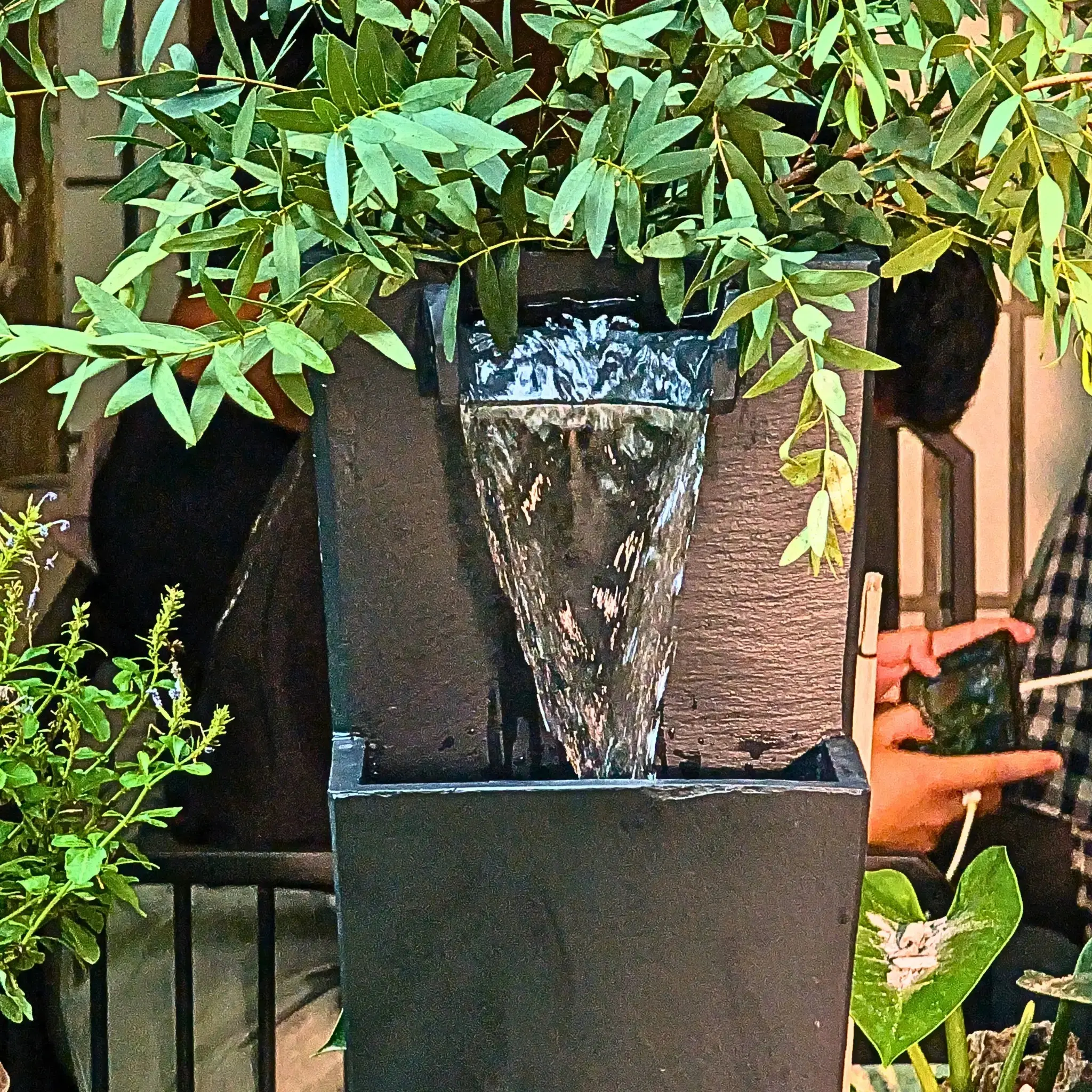 ZOE 20 Anthrazit – Gartenbrunnen mit Pflanzgefäss Wasserfall aus Naturschiefer Schwarz mit LED-Beleuchtung 28 x 21 x 53 cm 14 kg - Image 12